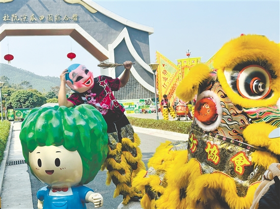 杜阮凉瓜田园综合体春节氛围浓厚,表演精彩纷呈。 杜阮凉瓜田园综合体春节氛围浓厚,表演精彩纷呈。