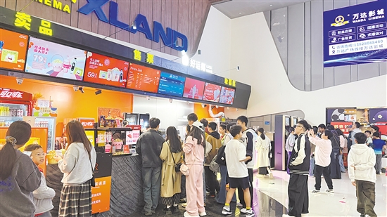 新春佳节，走进电影院共享光影故事，成为许多家庭的“新年俗”。