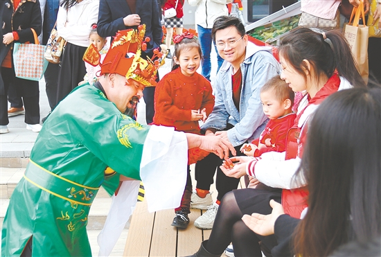 古劳水乡用丰富多彩的活动让大家开心过春节。 古劳水乡用丰富多彩的活动让大家开心过春节。