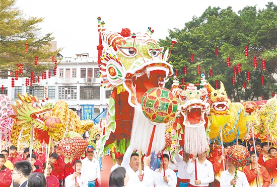 龙狮巡游活动让江门年味更浓。周华东 龙狮巡游活动让江门年味更浓。周华东