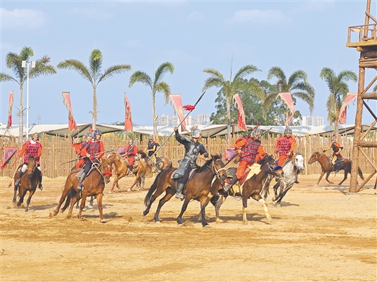 大型马战实景剧《赵佗征百越》让游客身临其境,感受古战场的金戈铁马。 大型马战实景剧《赵佗征百越》让游客身临其境,感受古战场的金戈铁马。