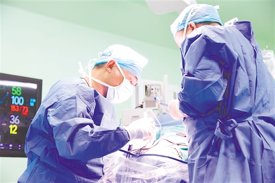 颈7神经根移位术被誉为“神经嫁接术”的尖端技术。图为神经外科团队正在为患者进行手术。