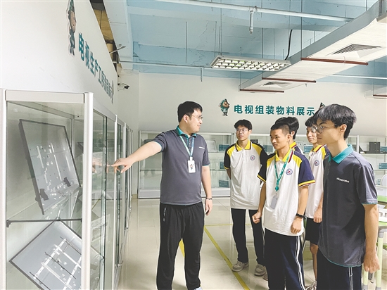 中职生接受企业导师教导。 中职生接受企业导师教导。