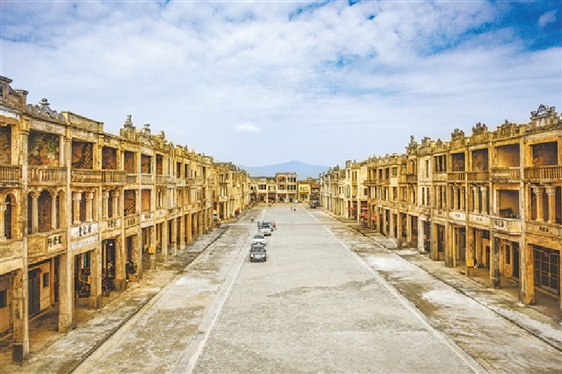 梅家大院是国内少有的具有相当规模且保存得较好的近代华侨建筑群。大院占地面积30亩，108幢二至三层带骑楼的楼房呈长方形排列，俨如一座小方城。