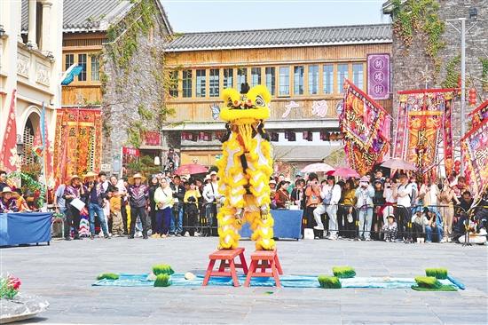 春节假期,鹤山市将非遗赛事、民俗活动与新春年味深度融合,各地非遗活动轮番登场,为马年新春增添一抹亮丽的文化色彩。 春节假期,鹤山市将非遗赛事、民俗活动与新春年味深度融合,各地非遗活动轮番登场,为马年新春增添一抹亮丽的文化色彩。