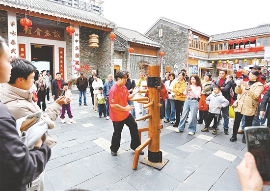 春节假期,江门古劳水乡旅游区的咏春拳表演吸引众多游客观看。 春节假期,江门古劳水乡旅游区的咏春拳表演吸引众多游客观看。