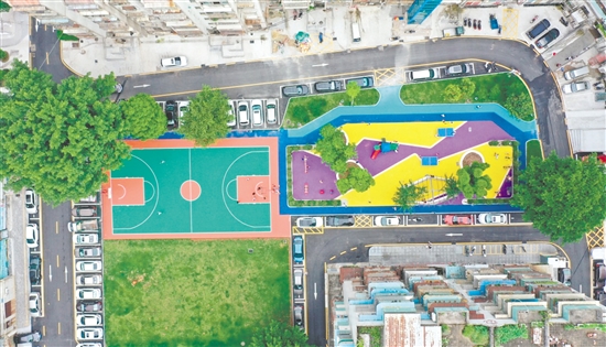 改造后的丽苑社区休闲健身广场。