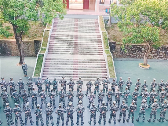 江门市明德学校通过队列训练和日常规范，培养学生的纪律意识。