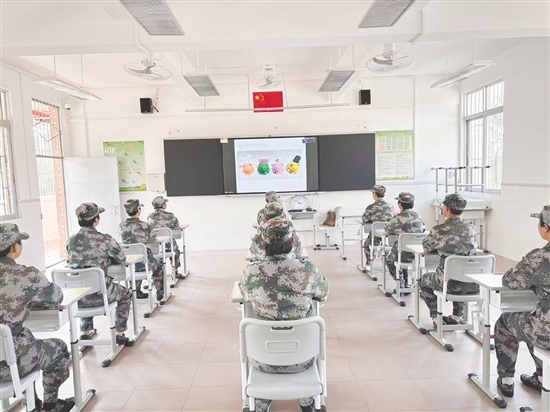 江门市明德学校向学生开展职业教育启蒙课程。