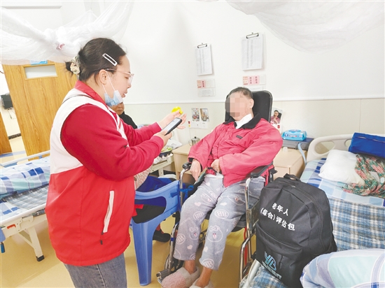 评估人员上门为老人评估身体状况。