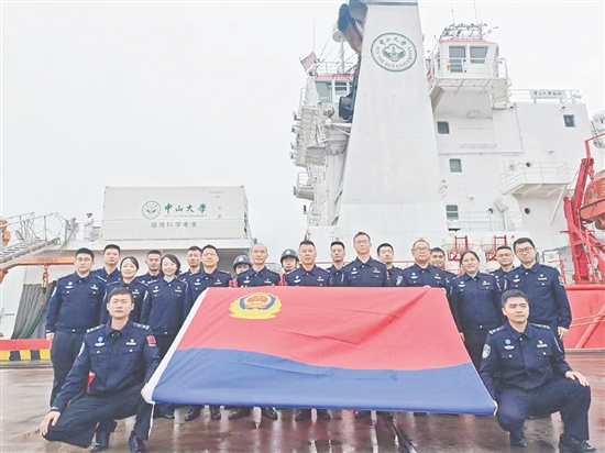 →江门边检站民警在“中山大学极地”号上合影。