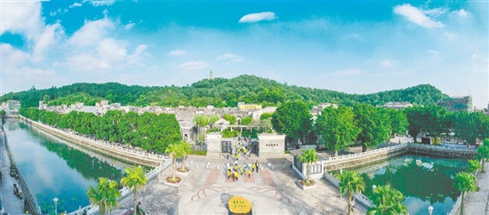 梁启超故居坐落于茶坑村中心，是当地开展爱国主义教育、家风传承教育的重要阵地。