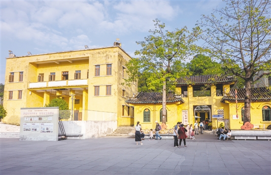 改造后的茶坑大礼堂及旧乡府。