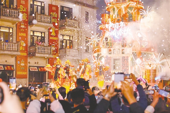 赤坎华侨古镇登上广东卫视湾区春晚，在大湾区掀起“赤坎热”，成为新春文旅顶流“打卡地”。