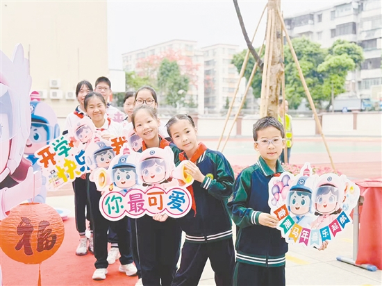 长沙街道侨园路小学学生快乐迎开学。