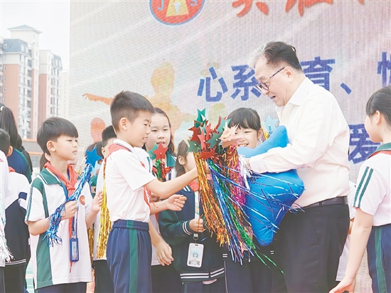 长沙街道梁金山小学学生向捐资助学的爱心人士送上礼物和祝福。