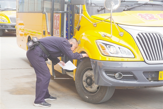 检查组仔细对校车进行“体检”。