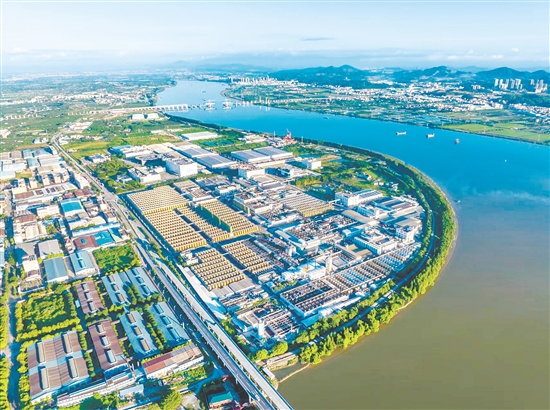 圭峰会城是新会经济发展主战场。图为七堡健康食品产业岛。