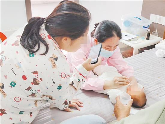 医护人员上门提供新生儿护理服务。