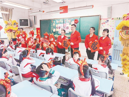 醒狮队和“快乐小马”为师生送上祝福。
