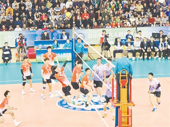 小小排球化作连心纽带,既串联起海内外同胞的桑梓深情,也绽放出基层体育的蓬勃活力,生动诠释侨乡奋进精神。 小小排球化作连心纽带,既串联起海内外同胞的桑梓深情,也绽放出基层体育的蓬勃活力,生动诠释侨乡奋进精神。