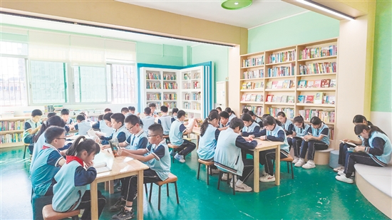 台山市着力构建多层次、多样化、广覆盖的立体阅读服务体系,推动公共文化服务重心下移、资源下沉,让优质阅读供给落地身边,让阅读融入群众日常生活。 台山市着力构建多层次、多样化、广覆盖的立体阅读服务体系,推动公共文化服务重心下移、资源下沉,让优质阅读供给落地身边,让阅读融入群众日常生活。