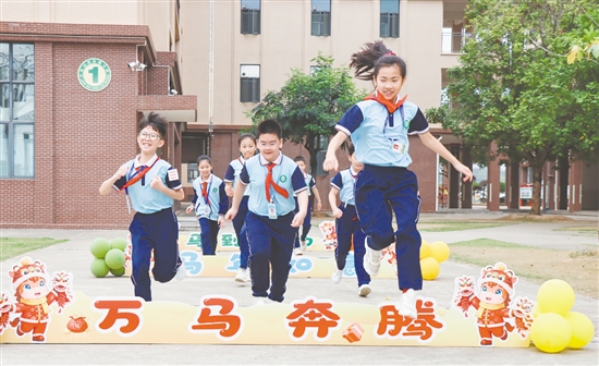 各校紧扣马年主题,为学生们送上兼具仪式感与教育意义的新春“开学大礼包”。 各校紧扣马年主题,为学生们送上兼具仪式感与教育意义的新春“开学大礼包”。