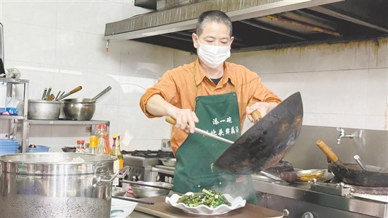 王磊做得一手地道的湖北菜。