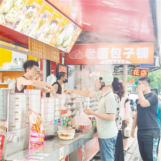 酥包堂的包子深受市民欢迎。