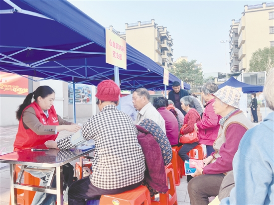 义诊吸引来众多村民。 义诊吸引来众多村民。