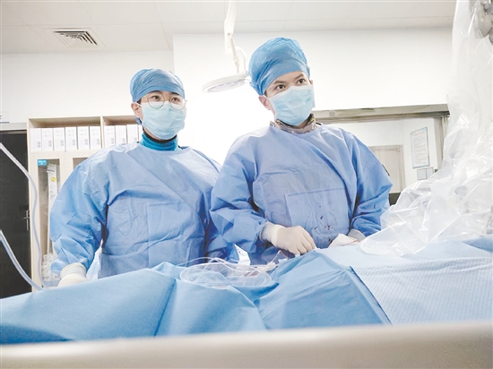 医生为患者施行手术。 医生为患者施行手术。