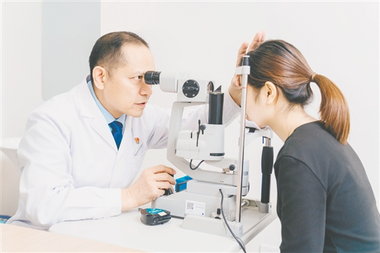 赵春阳在为病人看诊。 赵春阳在为病人看诊。