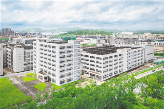 雅瑶镇坚定不移走工业强镇之路，推动省产业转移主平台（雅瑶片区）建设。