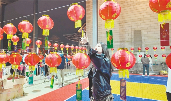 猜灯谜是元宵佳节必不可少的传统活动。