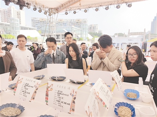 买家在杯测区仔细品味咖啡样品。 买家在杯测区仔细品味咖啡样品。