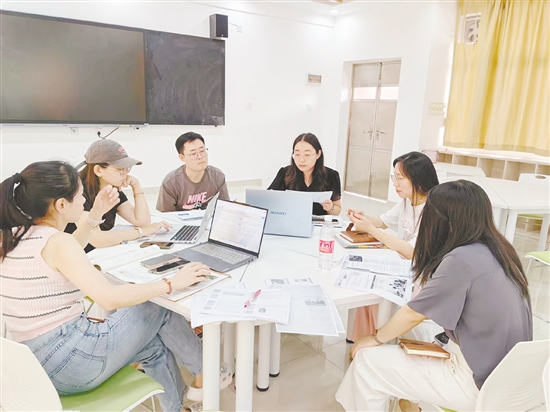 宋冰玉（右三）与科组老师磨课。