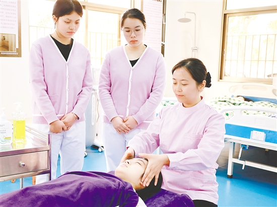 梁敏怡在课上示范产妇头痛护理专业手法。