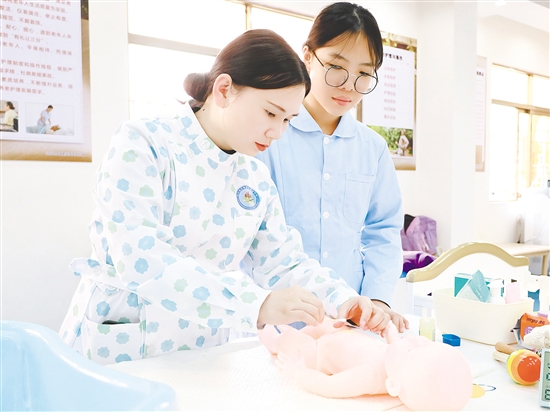 刘金兰教学生婴幼儿脐部护理的规范动作。