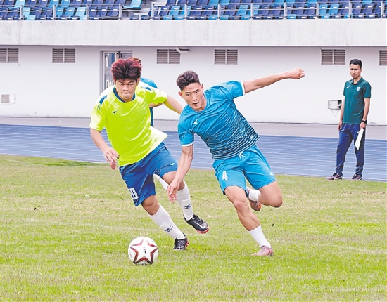 训练现场，队员们在场上积极拼抢。