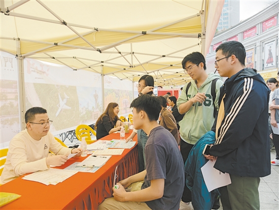 本次招聘会累计吸引近2500人次进场求职。图为求职者与企业招聘人员进行面谈。