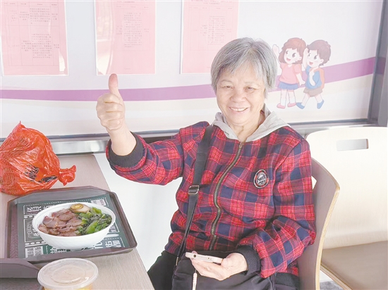 长者点赞社区饭堂的菜品。