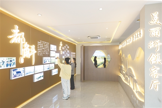 都斛镇美丽圩镇客厅内部打造集历史沿革、文化底蕴、规划布局、建设成效、经济发展展示及特色产品展销、游客服务于一体的综合展览空间。