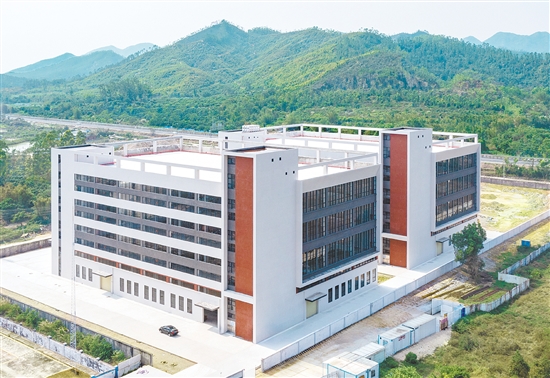 广南化工实业有限公司宠物笼生产项目占地22575平方米，分三期建设，目前已完成80%，投产后将形成规模化、智能化的宠物用品生产基地。