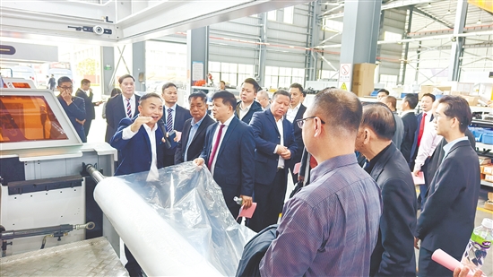 在广东科志达智能装备有限公司，侨商了解恩平制造业发展情况。