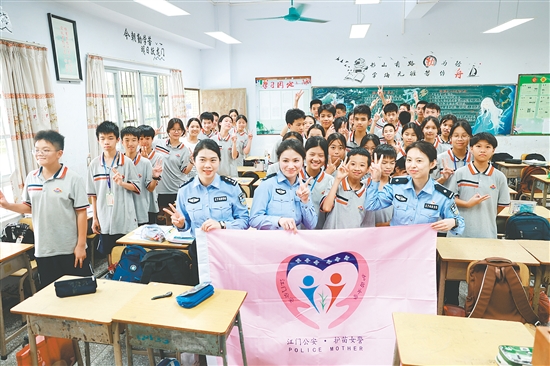 “护苗女警”把法律知识带到校园。 “护苗女警”把法律知识带到校园。