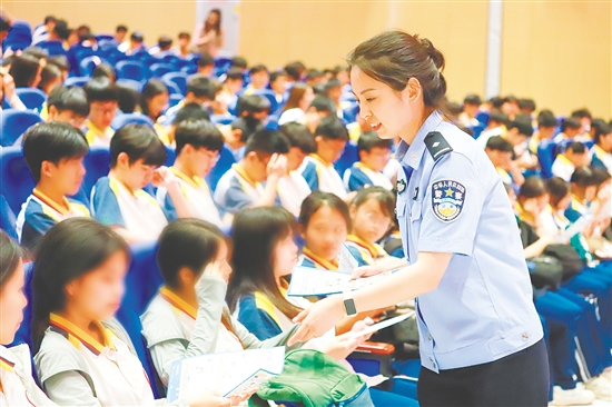 周丽岩结合实际案例,开展未成年人反诈宣传。 周丽岩结合实际案例,开展未成年人反诈宣传。