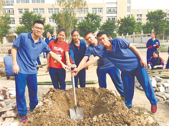 江门一中学生栽种“班树”。