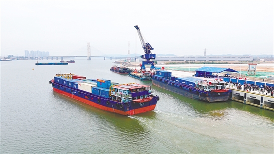 从传统货运节点到产业联动平台的跨越式升级,这是三埠港最显著的变化。 从传统货运节点到产业联动平台的跨越式升级,这是三埠港最显著的变化。