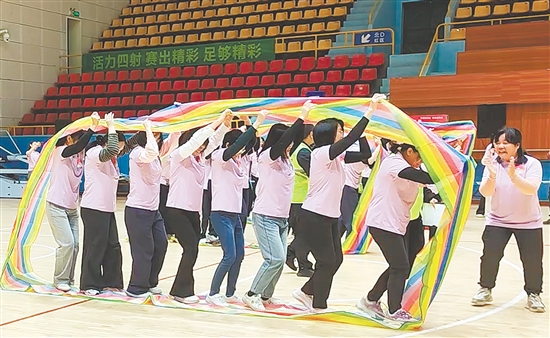 轻松有趣的比拼,让女职工们暂时放下工作的忙碌,在汗水中释放压力,在欢笑中增进情谊。 轻松有趣的比拼,让女职工们暂时放下工作的忙碌,在汗水中释放压力,在欢笑中增进情谊。