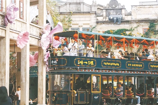 “三八”妇女节期间，不少女性游客前往赤坎华侨古镇游玩。景区供图